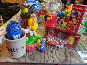 lot 269 image: M & M Candy Toy Figurines