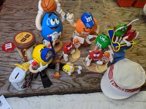 lot 272 image: Vintage M & M Toys and Figurines