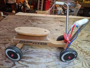 lot 275 image: Wooden Radio Flyer Scoot A-Long Toy