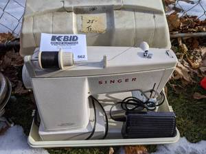 lot 562 image: Singer 1022 Sewing Machine With Foot Pedal and Case