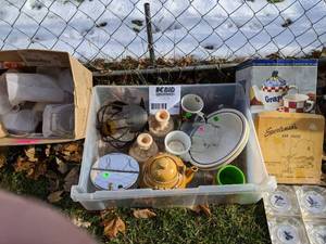 lot 564 image: Miscellaneous Mystery Lot with Game Bird Ashtrays