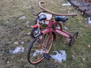 lot 578 image: Gorgeous Vintage Tricycle and Modern U-Haul Plastic Trike