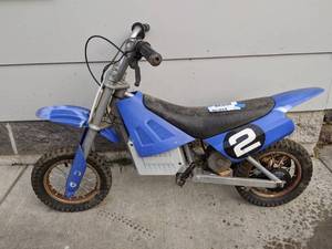 lot 579 image: Razor Electric Minibike