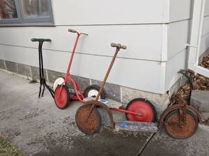 lot 580 image: Three Vintage Scooters