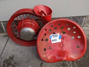 lot 582 image: Red Lawn Decor