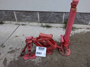 lot 593 image: Antique Cast Iron Jacks (3)