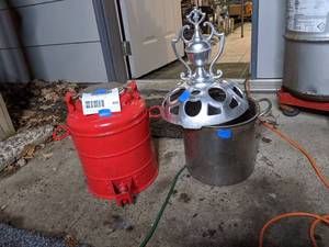 lot 1589 image: Lot of Miscellaneous Metal receptacles and decor (809)