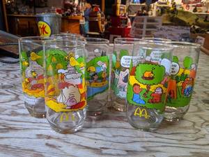 lot 513 image: Collectible  Vintage Charlie Brown Themed McDonalds Drinking Glasses