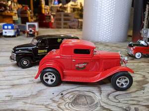 lot 516 image: Two Grain Belt Beer Delivery Model Trucks