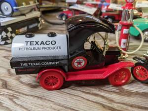lot 605 image: Toy Texaco Trucks and Gas Pump