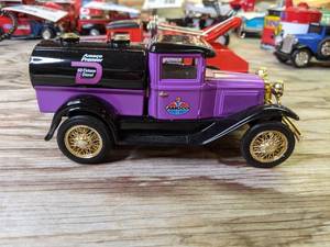 lot 609 image: Replica Amoco Delivery Wagon and Tow Truck