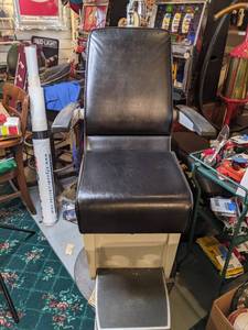 lot 15 image: American Optical Exam Chair