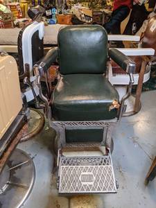 lot 16 image: Authentic Vintage 1920s Vintage Barber Chair