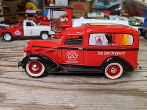 lot 647 image: Replica CITGO Tanker and Service Truck