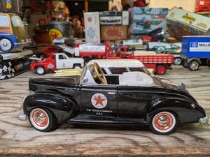 lot 648 image: Replica vehicles - Texaco