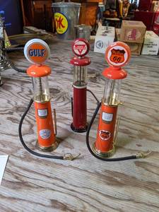 lot 526 image: Set of 3 vintage Gas pump Toy replicas