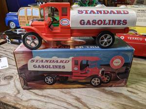lot 543 image: Standard gasoline vintage tanker and gas station toy replica (see photos for more detail)