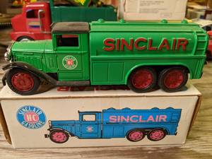lot 544 image: Sinclair Gasoline 1930s Style Toy Truck Bank in Box