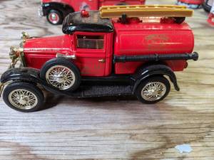 lot 548 image: Replica Sinclair Gas Fire Truck & Anheuser Busch Delivery Truck