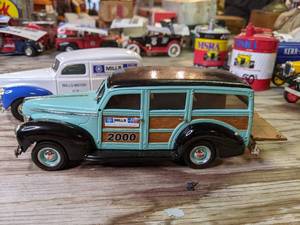 lot 549 image: Pair of  2 vintage model cars