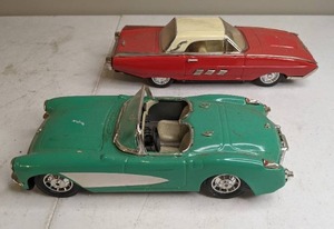 lot 319 image: Pair of Vintage Model Cars - Thunderbird and Corvette