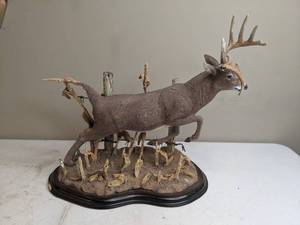 lot 322 image: DANBURY MINT MIDWEST GIANT DEER BUCK SCULPTURE BY NICK BIBBY