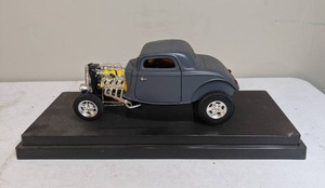 lot 350 image: Deuce Coupe Model Car