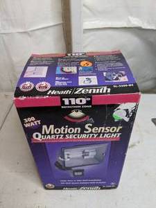lot 715 image: Motion Sensor Quartz Security Light in Box
