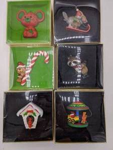 lot 851 image: Holiday Themed Glass Trays