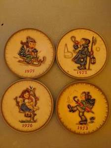 lot 901 image: M. I. Hummel Annual Collector Plates