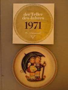 lot 902 image: Hummel Decorative Plate - 1971 Boy and Girl  1975 Angelic Girl