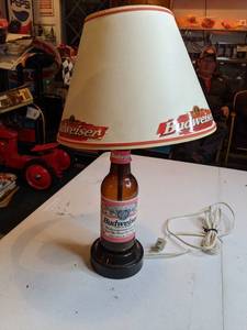 lot 1321 image: Vintage Budweiser Lamp and Shade