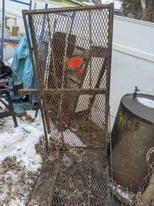 lot 852 image: Hitch Mounted Metal Rack