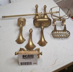 lot 1006 image: Assorted Vintage Bathroom Accessories