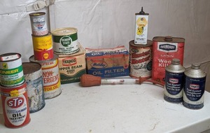 lot 1007 image: Assorted Vintage Oil Cans & Garage Items