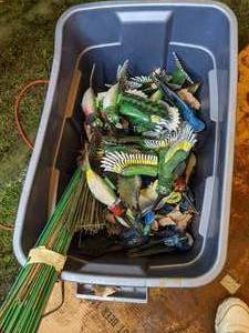 lot 1029 image: Tub Full of Bird Decor