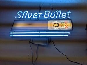 lot 1104 image: Coors Light Silver Bullet Neon Bar Sign
