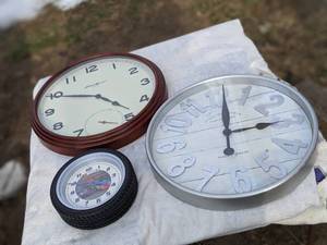 lot 831 image: Three Assorted Clocks