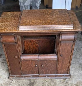 lot 844 image: Vintage Sewing Cabinet with Quartersawn Oak Veneer