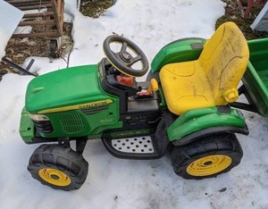 lot 870 image: Kids John Deere Riding Mower with Trailer