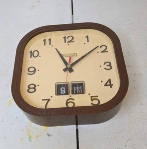 lot 182 image: Vintage Bulova Wall Clock