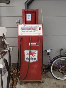 lot 28 image: Mobilgas CQC2 Coolant Quick Changer Pump