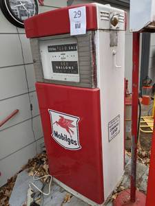 lot 29 image: Pristine Mobilgas Fuel Pump