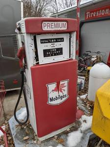 lot 37 image: Vintage Wayne Mobilgas Fuel Pump