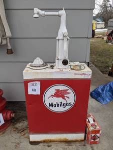 lot 32 image: Vintage Mobil Gas Lubester Oil and Grease Machine