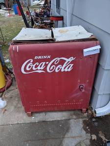 lot 36 image: Large Vintage Coca-Cola Ice Chest Cooler