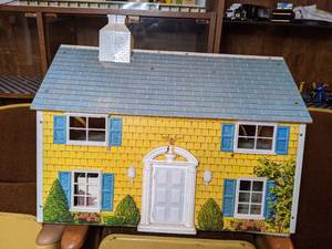 lot 1372 image: Vintage Marx Dollhouse