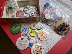 lot 1375 image: Assortment of miscellaneous patches and Buttons