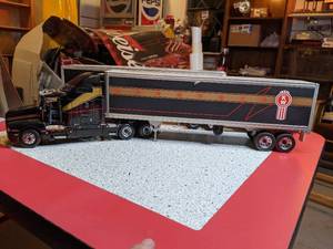 lot 1385 image: Pair of diecast Semi Trucks (see photos)