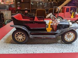 lot 1336 image: Pair of 2 Diecast Antique car replicas